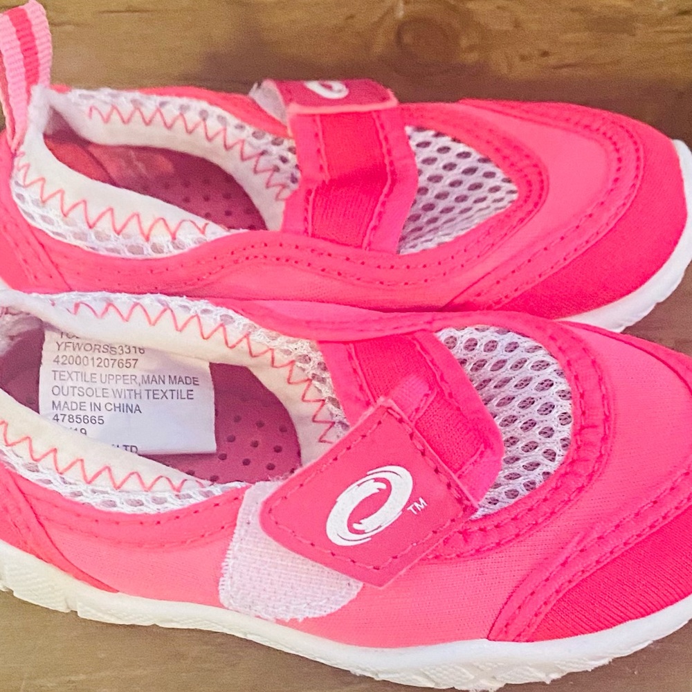 Academy girls water shoes pink size 5